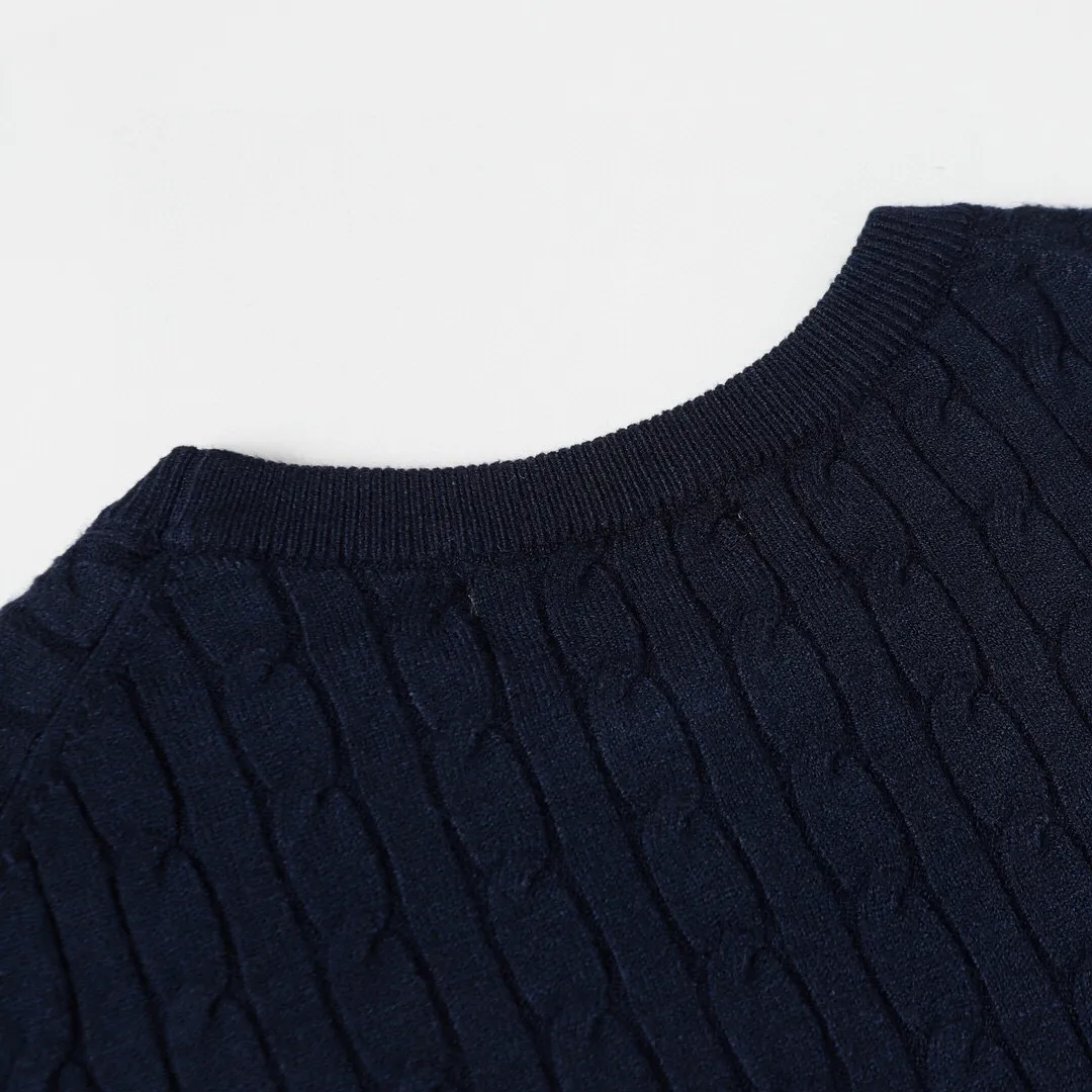 P186 Style No.: 601 -Ralph Lauren RL classic war horse logo embroidered pullover long-sleeved sweater on the chest -The item is made of custom-dyed and custom-spun yarn, purchased from the original version. A full set of customized accessories. Details determine success or failure. Heavy new autumn and winter product. High weight. Soft and delicate. The upper body effect is very nice. Loose fit. Women's model. -Color: white, gray, navy blue, red, khaki, blue, pink. -Sizes: S / M/ Ｌ S size 80-100 jins, M size 100-120 jins, Large size 120-135 jins